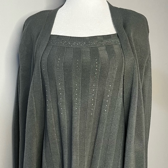 Woman’s 2 in 1 Sweater !! - Picture 3 of 14